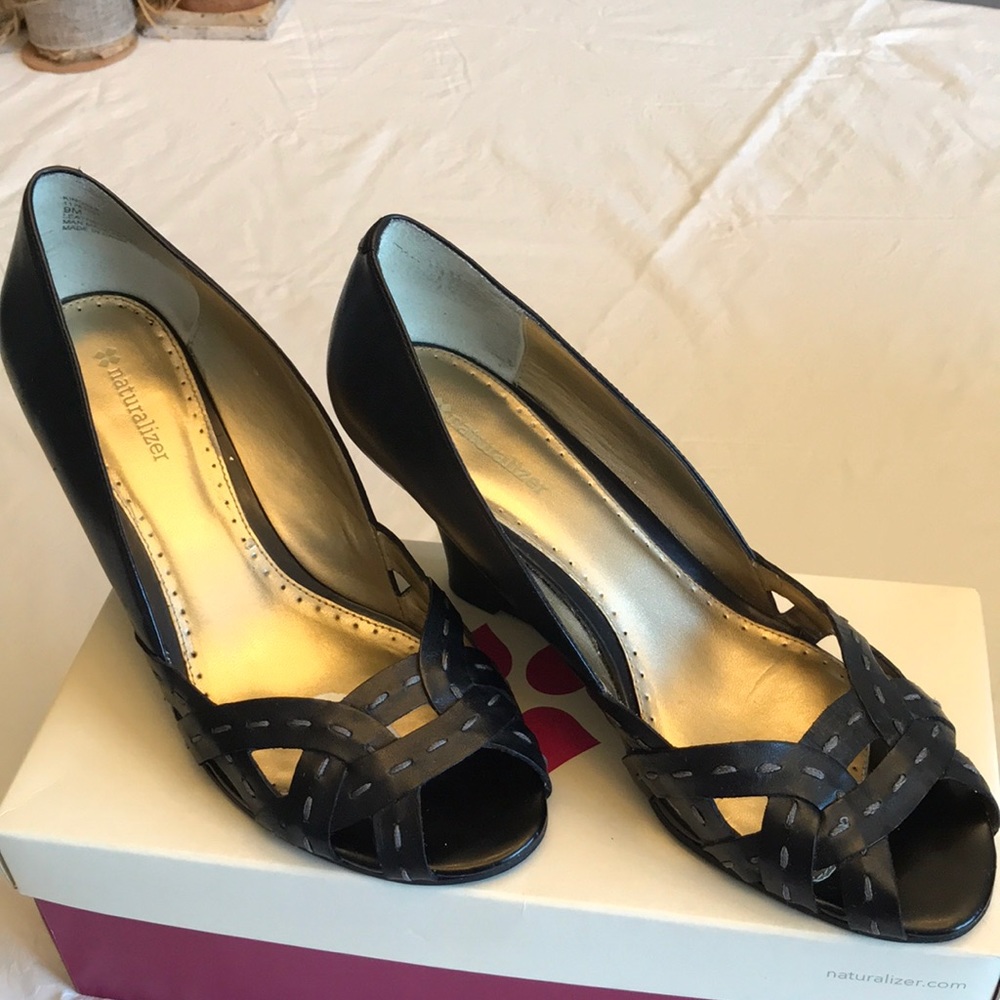 Naturalizar, Black leather open toed shoes